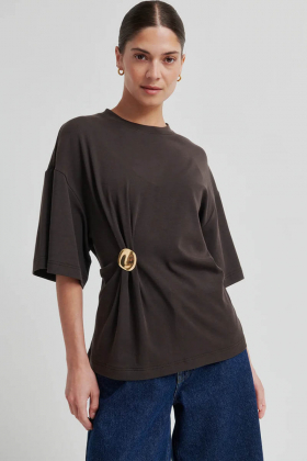 Enora Brooch Tee, Chocolate Tort